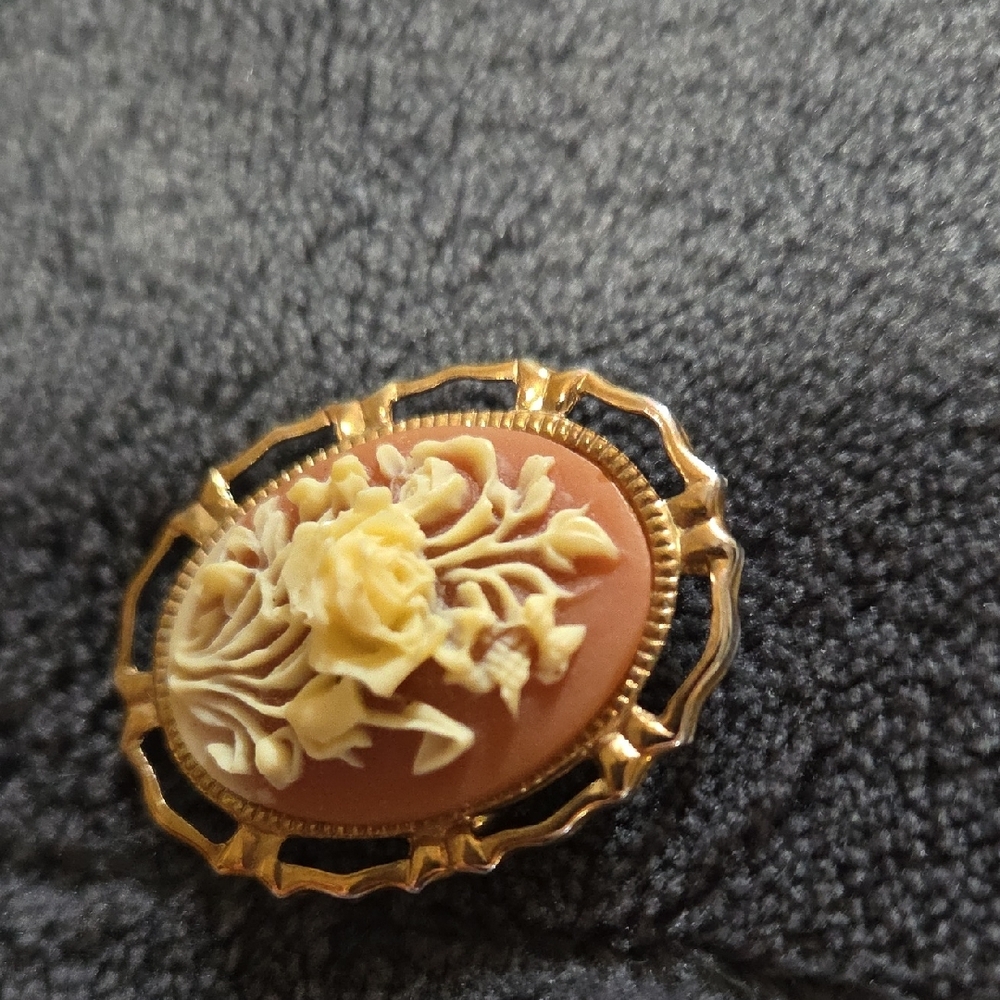 Elegant Gold and Cream Floral Cameo Brooch - Picture 3 of 4